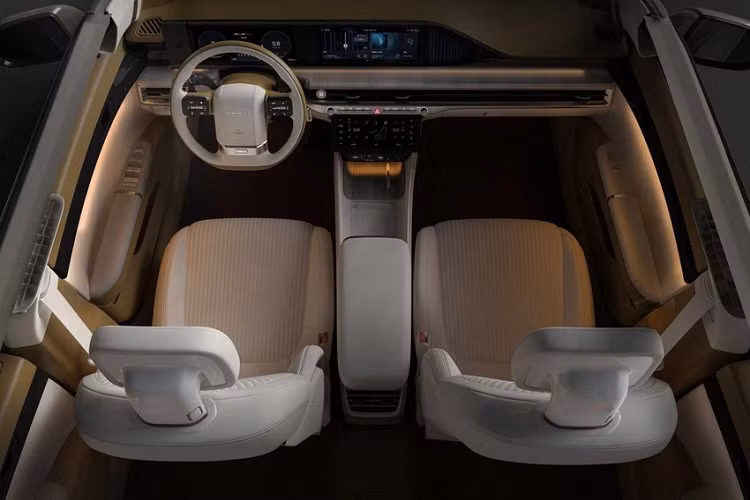 Những tính năng đáng chú ý còn lại của Hyundai Grandeur 2023 bao gồm hệ thống đèn viền LED mang đến cảm giác ấm áp cho người ngồi trong xe, công nghệ xác nhận bằng vân tay để khởi động máy và tự động thanh toán khi đi qua trạm thu phí, các phím chỉnh âm thanh riêng, cửa sổ trời toàn cảnh 2 mảnh, ghế trước chỉnh điện, đi kèm tựa đầu ghế có thiết kế thú vị cũng như ghế sau ngả chỉnh điện. Ngoài ra, hàng ghế sau còn có bệ tì tay ở giữa, tích hợp các nút điều khiển riêng và rèm che nắng chỉnh điện.