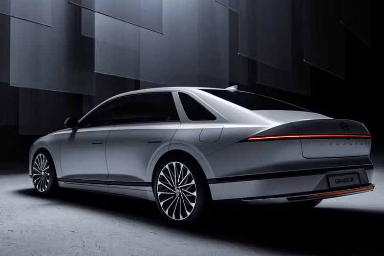 Đằng sau Hyundai Grandeur 2023 là cụm đèn hậu thanh mảnh, nằm vắt ngang đuôi xe theo phong cách giống dải đèn LED định vị ban ngày. Ngoài ra, xe còn có cánh gió nhỏ vuốt nhẹ trên cửa cốp sau, tem chữ nổi "Grandeur" phía dưới đèn hậu và đèn phản quang kéo dài trên cản sau. Đầu ống xả của xe được giấu kín dưới cản sau, mang đến thiết kế gọn gàng.