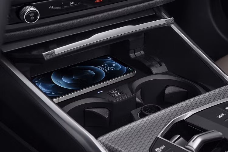 Tương tự X5 Li 2022, mẫu ô tô này cũng được trang bị khóa kỹ thuật số BMW Digital Key. Nhờ đó, người lái có thể mở cửa bằng ứng dụng trên điện thoại thông minh. Khi vào bên trong xe, người lái chỉ cần đặt điện thoại lên khay sạc không dây để khởi động máy mà không cần dùng đến chìa khóa.
