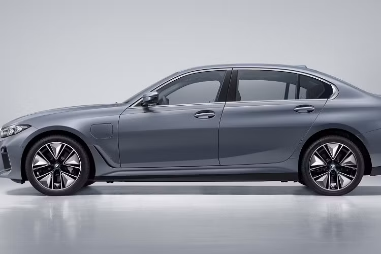 Để mang đến cảm giác êm ái cho người ngồi trong xe, BMW i3 mới được trang bị hệ thống treo khí nén thích ứng ở cầu sau. Trong khi đó, sự an toàn được đảm bảo bằng những tính năng như cảnh báo va chạm phía trước, phanh khẩn cấp tự động, nhận diện biển báo giới hạn tốc độ, hỗ trợ đưa xe vào giữa làn đường, cảnh báo điểm mù khi chuyển làn, hỗ trợ chuyển làn đường, hỗ trợ lái khi tắc đường và hỗ trợ đỗ xe tự động.