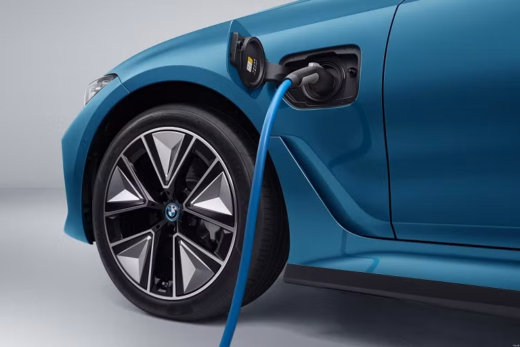 Nguồn cung cấp sức mạnh cho sedan điện BMW i3 2022 là mô-tơ điện mạnh 282 mã lực và 400 Nm, kết hợp với cụm pin 70 kWh. Nhờ đó, xe có thể tăng tốc từ 0-100 km/h trong 6,2 giây và chạy được 526 km sau khi sạc đầy pin.