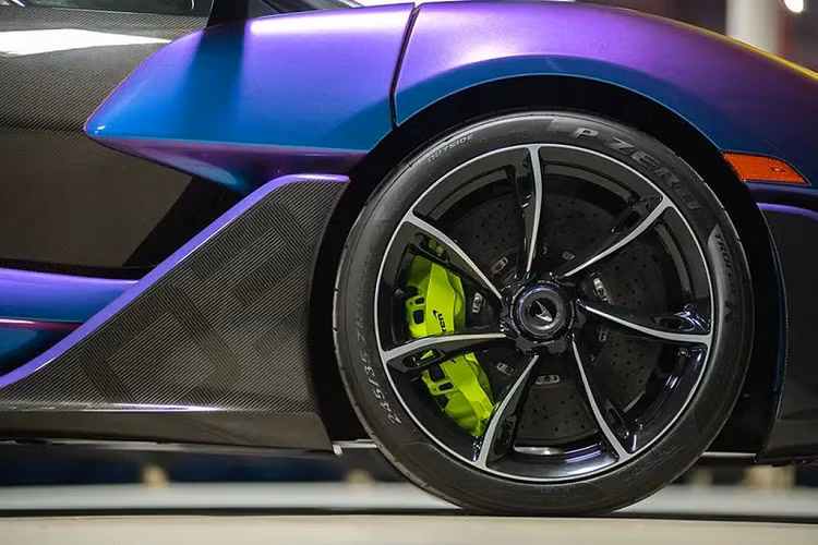 Chiếc McLaren Sabre đổi màu này được tạo ra bởi bộ phận MSO (McLaren Special Operations), bộ phận chuyên phụ trách mảng cá nhân hoá đặc biệt của thương hiệu siêu xe Anh Quốc và lấy cảm hứng từ bản concept Ultimate Vision Gran Turismo từng được ra mắt vào năm 2017.
