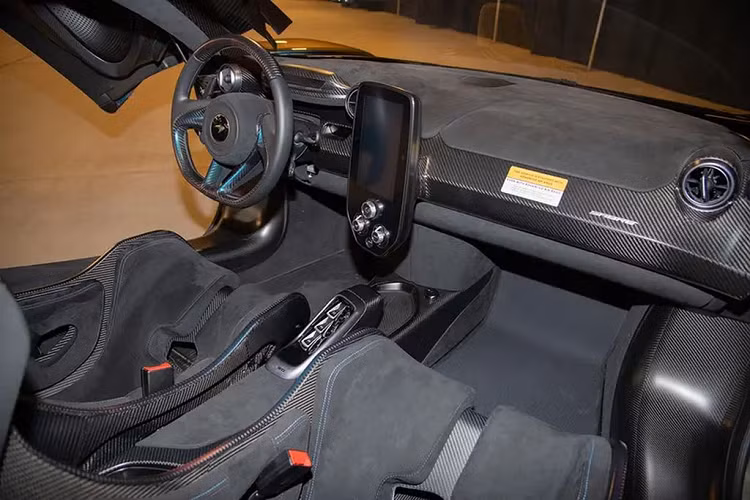 McLaren gọi đây là màu “Pacific Colour Stream”, được bao phủ trên lớp sợi carbon trần, tạo nên điểm nhấn ngoại thất cho chiếc siêu xe. Một trong những điểm đáng chú ý của cực phẩm McLaren Sabre chính là ở việc người dùng hoàn toàn có thể tham gia vào quá trình thiết kế và sản xuất của xe.