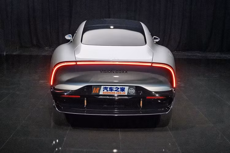 Chưa hết, Mercedes-Benz Vision EQXX còn có hệ thống ra lệnh bằng giọng nói "Hey Mercedes" tiên tiến hơn và hệ thống âm thanh vòm 4D được thiết kế để giảm tiêu thụ năng lượng. Loa của xe được thiết kế nhỏ hơn và đặt gần tai của hành khách để giảm tình trạng bóp méo âm thanh.