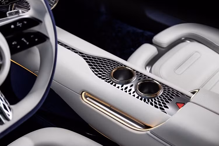 Điểm nhấn tiếp theo của mẫu xe điện Mercedes-Benz Vision EQXX là cụm pin 900V với trọng lượng giảm 30% so với EQS, xuống còn 495 kg.