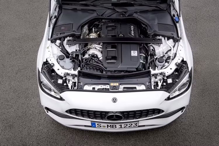Trong khi đó, hệ dẫn động 4 bánh toàn thời gian 4Matic của xe có hơi hướng phân bổ mô-men xoắn về cầu sau nhiều hơn với tỷ lệ 31% trước và 69% sau. Nhờ động cơ mạnh hơn, Mercedes-AMG C43 4Matic 2023 có thể tăng tốc từ 0-100 km/h trong thời gian 4,6 giây trước khi đạt vận tốc tối đa 250 km/h. Nếu có thêm gói AMG Driver’s Package tùy chọn, vận tốc tối đa của xe sẽ tăng lên 265 km/h.
