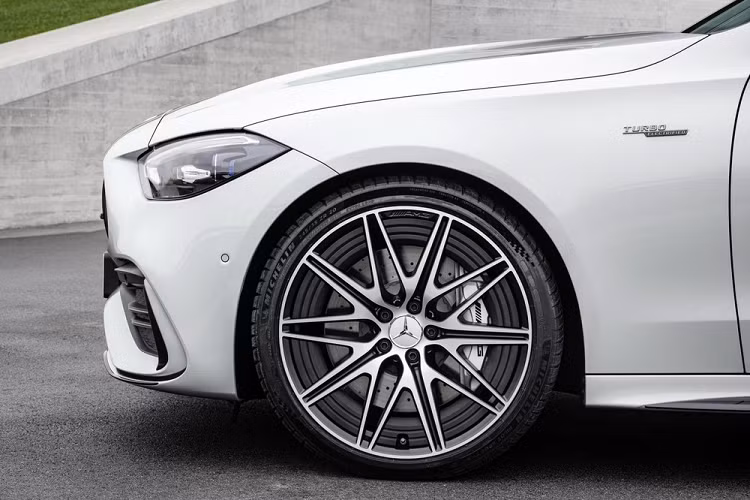 Không chỉ mạnh mẽ hơn, Mercedes-AMG C43 4Matic 2023 còn có thiết kế ngoại thất thể thao hơn so với các phiên bản khác của dòng C-Class thế hệ mới. Có được điều đó là nhờ lưới tản nhiệt Panamericana với nan dọc vốn chỉ dành cho xe hiệu suất cao của Mercedes-Benz và 4 đầu ống xả hình tròn phía sau. 
