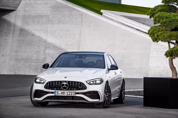 Bên trong Mercedes-AMG C43 4Matic 2023 là không gian nội thất được bọc bằng da Artico nhân tạo và nỉ Microcut với những điểm nhấn màu đỏ, "tông xuyệt tông" với dây đai an toàn. Nếu chi thêm tiền, người mua có thể bổ sung da thật và da Nappa cho xe.