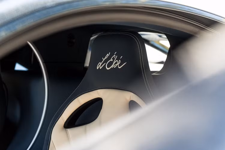 Cửa xe được thể hiện các mẫu xe đã công bố của Bugatti, từ khi mới thành lập tới mẫu xe mới nhất là Chiron.