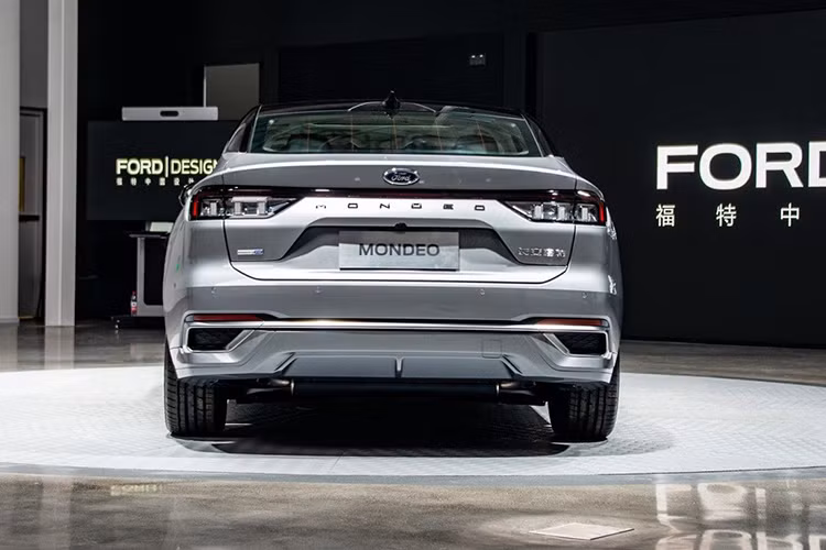 Ở bản trang bị nào, Ford Mondeo 2022 cũng dùng hệ thống đèn LED từ trước ra sau. Tuy nhiên, chỉ có 3 bản Deluxe, Extreme và ST-Line được trang bị nóc màu đen tương phản với thân xe. Ngoài ra, Ford Mondeo 2022 ở Trung Quốc còn có 3 loại vành la-zăng với kích thước khác nhau. Cụ thể, vành 17 inch sẽ dành cho bản Fashion, vành 18 inch cho bản Deluxe trong khi bản Extreme và ST-Line dùng vành 19 inch.