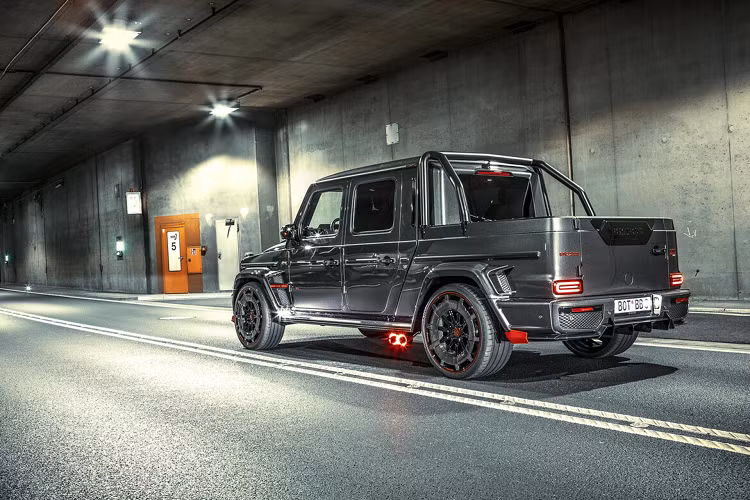Động cơ Biturbo V8 4.5 lít tăng dung tích với hàng loạt các sửa đổi phần cứng và phần mềm, dẫn đến việc tăng sức mạnh đáng kể so với Mercedes-AMG G63 cũ. Cụ thể hơn, 900 Rocket tạo ra công suất 888 mã lực và mô-men xoắn 1.050 Nm được giới hạn điện tử. Sức mạnh được truyền tới cả 4 bánh thông qua hộp số tự động 9 cấp và hệ dẫn động 4 bánh.