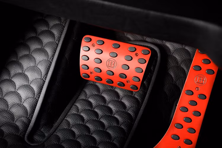 Nhờ đó, mặc dù có trọng lượng khổng lồ 2.720 kg nhưng Brabus P 900 Rocket Edition vẫn có khả năng tăng tốc từ 0 - 100 km/h trong trong vòng chỉ 3,7 giây.