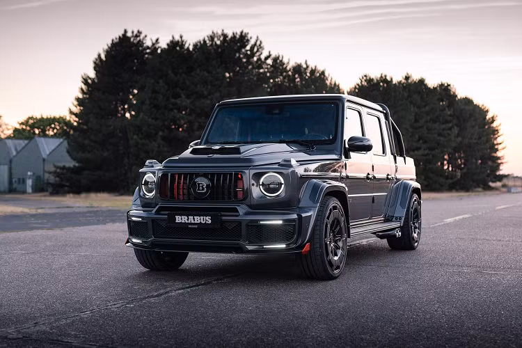 Thay vì trục cổng của Adventure XLP, Rocket sử dụng hệ thống treo ống xoắn bằng nhôm Brabus RideControl chủ động để xử lý và vận hành tốt hơn trên đường. Chiều cao của xe được hạ thấp tới 45 mm so với G63 nguyên bản, trong khi độ cứng của bộ giảm chấn có thể lựa chọn thông qua buồng lái. Hệ thống phanh bao gồm các đĩa phanh bằng thép có lỗ thông hơi với đường kính 400 mm ở phía trước và 370 mm ở phía sau.
