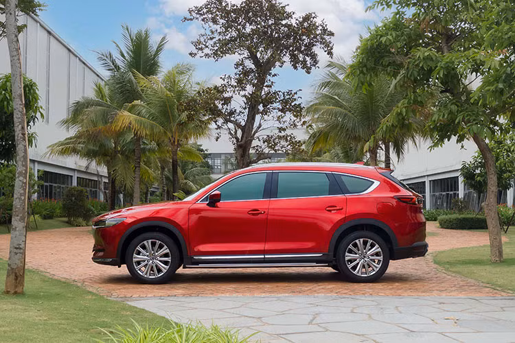 Các kĩ sư của Mazda đã loại bỏ đi thiết kế dạng thanh ngang trên mặt ca lăng ở thế hệ cũ và thay vào đó là thiết kế dạng nan đan vô cùng hài hòa, cầu kì và tinh tế cùng với viền mạ Crôm “Signature Wings” tạo nên sự tương phản làm nổi bật nhận diện logo thương hiệu.