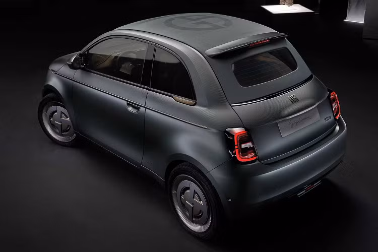 Đối với Fiat 500 thế hệ trước, mẫu xe này vẫn được bán ở châu Âu với động cơ đốt trong mặc dù việc sản xuất và bán mẫu xe này cho thị trường Bắc Mỹ đã kết thúc vào năm 2019. Mức giá xe Fiat 500e mới từ khoảng 37.500 Euro.
