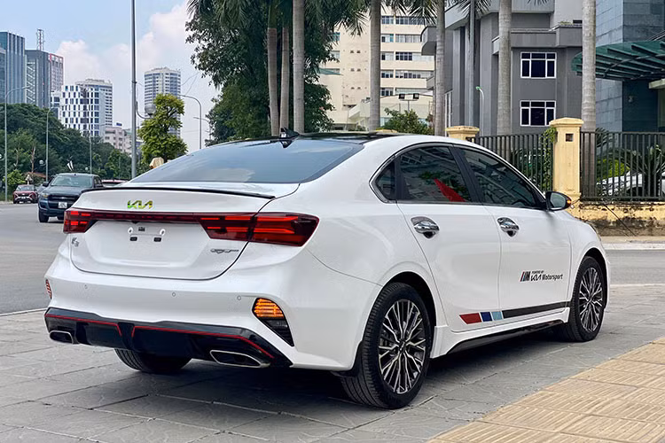 Đây được xem là món hời cho những ai đang muốn sở hữu xe KIA K3 GT 2022 giá tốt bởi nếu mua mới, chủ nhân phải chi khoản tiền mua xe trị giá 764 triệu đồng và bỏ thêm khoản tiền khá lớn để hoàn thành thủ tục lăn bánh tại Hà Nội. Tổng chi phí lăn bánh tạm tính đối với chiếc xe này khoảng 878 triệu đồng.