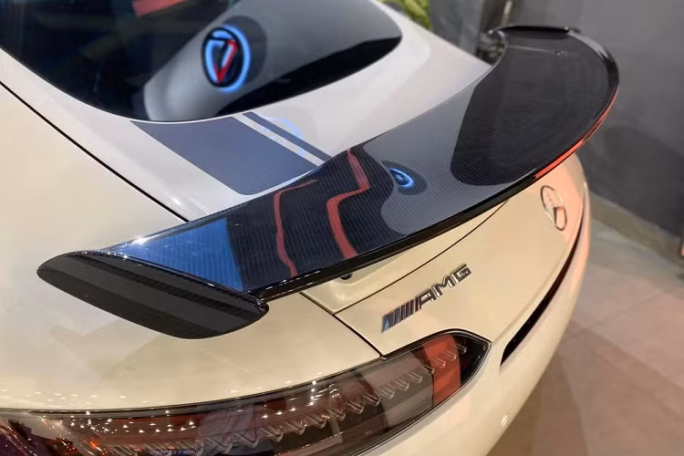 So với chiếc siêu xe Mercedes-AMG GT R Pro đầu tiên về nước cách đây hơn 18 tháng, chiếc xe mới có mặt tại dải đất hình chữ S sở hữu màu sơn trắng cùng với đó là hàng loạt chi tiết carbon cùng với sọc đề-can màu đen tạo điểm ở ngoại hình xe. Bên trong khoang lái chiếc siêu xe Mercedes-AMG GT R Pro thứ 2 về nước có bộ ghế ngồi thể thao bọc da Alcantara cùng với đó là logo AMG cùng 3 sọc màu xám nổi bật.