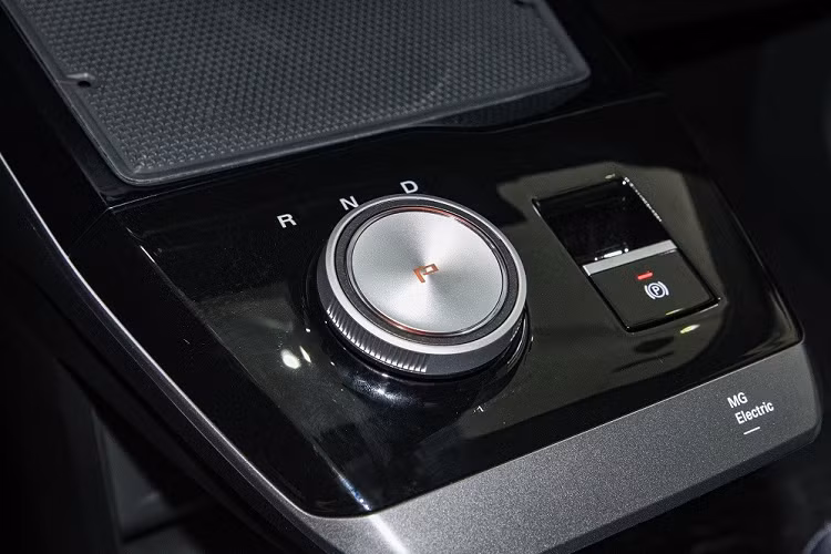 Theo hãng MG, giá của Mulan tại thị trường Trung Quốc sẽ chính thức được công bố vào tháng 9 năm nay và hứa hẹn không quá 200.000 Nhân dân tệ (khoảng 700 triệu đồng). Khi mua MG Mulan mới, khách hàng Trung Quốc có thể chọn 1 trong 6 màu sơn ngoại thất là xanh lá, trắng, bạc, đỏ, xám và xanh dương.