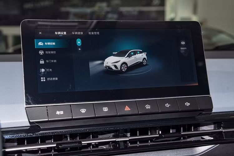 Chưa hết, MG Mulan 2023 còn có cửa gió điều hòa kéo dài trên mặt táp-lô và cụm điều khiển trung tâm được thiết kế "lơ lửng" độc đáo. Trên cụm điều khiển trung tâm có núm xoay chuyển số và phanh tay điện tử.
