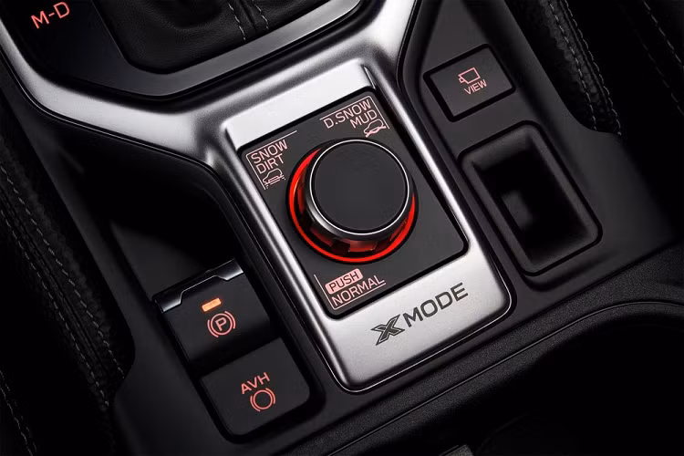 Động cơ kết hợp với mô-tơ điện mạnh 16,5 mã lực, cụm pin 13,5 kWh và hộp số biến thiên vô cấp Lineartronic CVT. Tương tự các mẫu xe Subaru khác, Forester 2022 cũng có hệ dẫn động 4 bánh toàn thời gian S-AWD tiêu chuẩn.