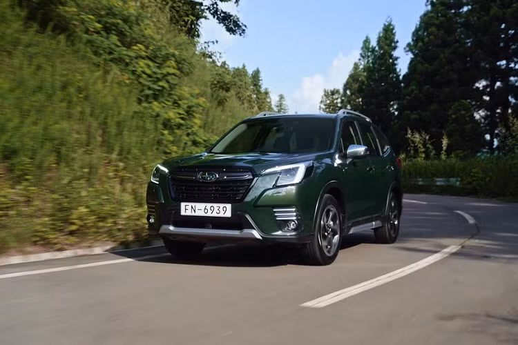 Ngoài ra, Subaru Forester 2023 còn có cụm đèn sương mù trước hình lục giác. Ngay bên trên đèn sương mù là 3 nẹp nằm ngang để trang trí. Trong khi đó, cản trước mới đi kèm ốp gầm màu bạc hoặc đen, tùy phiên bản. Đáng tiếc là thiết kế bên sườn và phía sau của mẫu crossover cỡ C này không có gì mới, trừ bộ vành la-zăng. Dưới cản sau cũng có tấm ốp gầm tương tự cản trước, tăng vẻ thể thao và hầm hố cho xe.