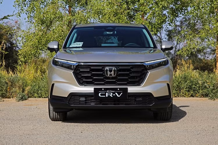Tương tự kích thước, thiết kế ngoại thất của Honda CR-V 2023 dành cho Trung Quốc cũng có một số điều chỉnh so với xe ở Mỹ. Cụ thể, mẫu crossover cỡ C này không có khe gió nhỏ nằm dọc ở hai bên hốc gió trung tâm. Ngay cả vành la-zăng của CR-V 2023 ở Trung Quốc cũng khác với xe tại Mỹ. Tùy theo phiên bản, xe sẽ dùng vành 17 inch, 18 inch hoặc 19 inch.