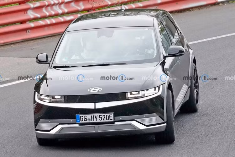 Dù thông số cụ thể của xe không được tiết lộ nhưng Hyundai Ioniq 5 N sẽ nhanh hơn nhiều so với mẫu xe i30N, cần thời gian 5,5 giây để tăng tốc từ vị trí xuất phát lên 100 km/h. Còn mẫu xe Kia EV6 GT làm điều đó trong 3,5 giây. Hyundai đã thông báo rằng họ sẽ tiết lộ Ioniq 5 N vào năm 2023 nhưng thời gian cụ thể không được bật mí.