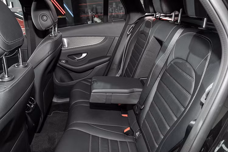 Ngoài màu sơn xanh Cavansite, chiếc Mercedes-Benz GLC 300 của tiền vệ Hoàng Đức mới nhận bàn giao còn có gói trang bị AMG Line đặc trưng bao gồm lưới tản nhiệt sao rơi, mâm AMG thiết kế 5 chấu kép kích cỡ 19 inch. Ngoài ra, xe cũng được trang bị cụm đèn LED tích hợp công nghệ Multibeam.