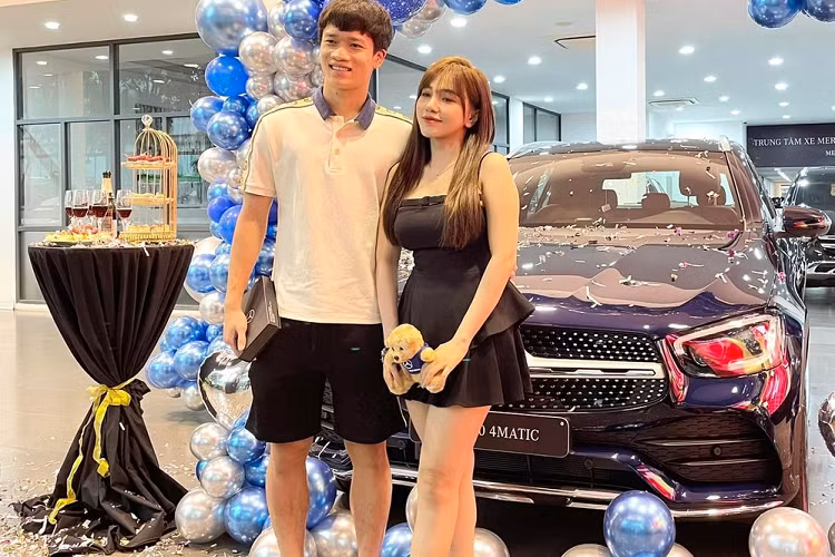 Như vậy, chỉ vừa mới bước lên bục cao nhất của môn bóng đá nam tại Sea Games 31 cùng các cầu thủ U23 Việt Nam, tiền vệ Hoàng Đức đã ngay lập tức có thêm 1 món quà tinh thần chính là chiếc xe SUV Mercedes-Benz GLC 300 nhiều khả năng được anh đặt mua từ trước khi Sea Games 31 được tổ chức.