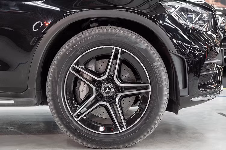 Mercedes-Benz GLC 300 của cầu thủ Hoàng Đức mới mua được trang bị động cơ I4, dung tích 2.0 lít, sản sinh ra công suất tối đa là 258 mã lực và mô-men xoắn cực đại đạt 370 Nm.