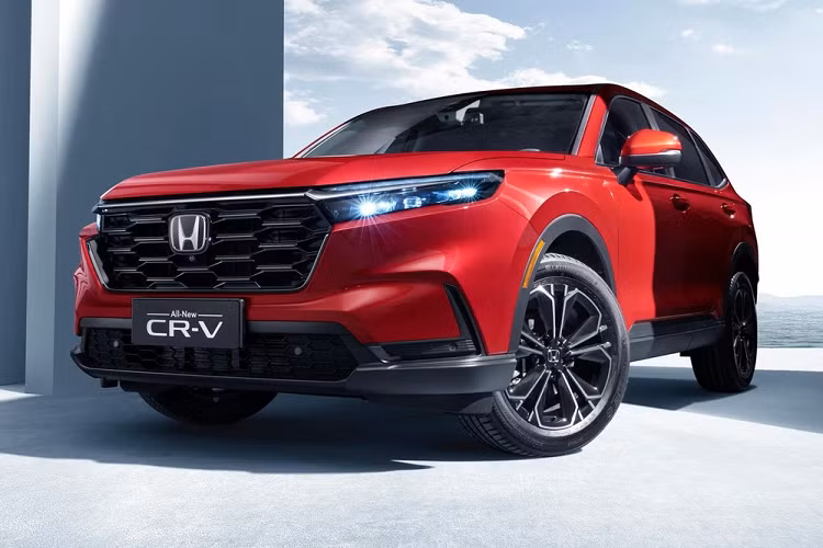 Qua những hình ảnh và video chính thức, có thể thấy Honda CR-V 2023 mới dành cho thị trường sát cạnh với Việt Nam có thiết kế không khác nhiều so với xe ở Mỹ. So với thế hệ cũ, mẫu SUV cỡ C này trông thể thao và rắn rỏi hơn, đặc biệt là khu vực đầu xe. Có được điều đó là nhờ áp dụng phong cách thiết kế giống những mẫu ô tô cùng thương hiệu như Honda Ridgeline và Passport TrailSport.
