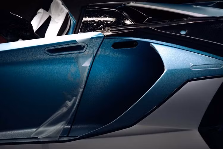 Chiếc xe cuối cùng Lamborghini Aventador là 1 phiên bản siêu đặc biệt nên đã được hoàn thiện màu xanh lam rất ấn tượng từ bộ phận tùy chỉnh Ad Personam của thương hiệu. Chiếc Lamborghini Aventador Ultimae mui trần này sẽ sớm đến tay chủ nhân là một người mua xe ở Thụy Sĩ.