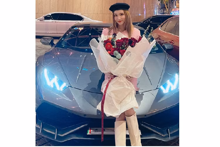 Siêu xe Lamborghini Huracan LP610-4 màu xám chính hãng nay được Hành Sino dán màu trắng-hồng vẫn sở hữu động cơ V10, dung tích 5.2 lít, sản sinh công suất tối đa 610 mã lực tại vòng tua máy 8.250 vòng/phút và mô-men xoắn cực đại 560 Nm tại vòng tua máy 6.500 vòng/phút.