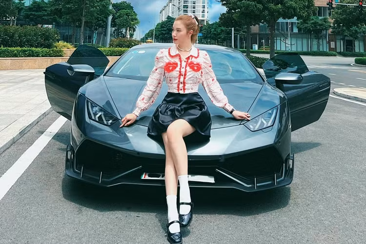 Hạnh Sino nổi tiếng là 1 hot girl đời đầu tại Hà thành cùng với Sam, Huyền Baby, Emily... hiện tại, cuộc sống của người đẹp sinh năm 1990 được nhiều người biết đến qua công việc kinh doanh hay một nữ đại gia được đưa đón bằng siêu xe Lamborghini đắt đỏ. 
