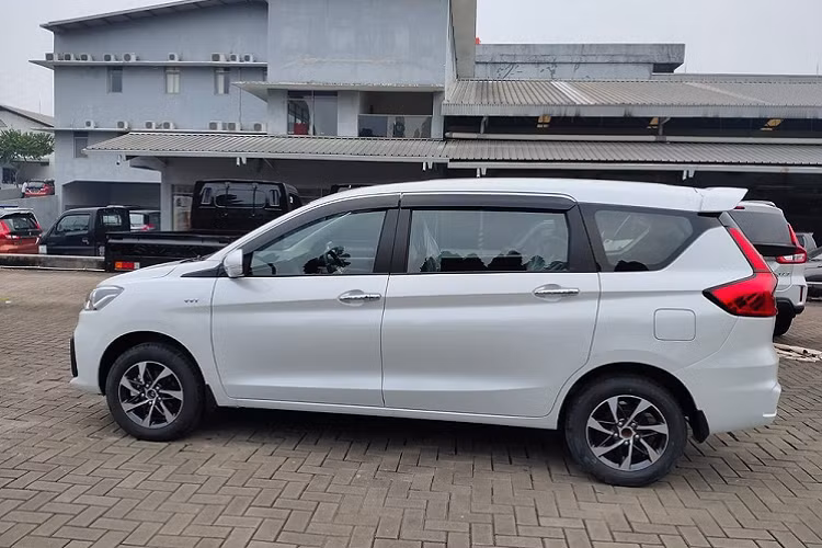 Đáng tiếc là xe ở Indonesia không được trang bị bộ vành hợp kim với thiết kế 5 chấu kép, sơn phối 2 màu mới như Suzuki Ertiga 2022 tại Ấn Độ. Thay vào đó là bộ vành hợp kim với thiết kế 7 chấu tương tự phiên bản cũ.