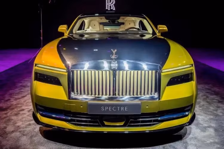Tuy là ôtô điện nhưng Spectre vẫn có thiết kế đặc trưng, tương tự những xe dùng động cơ đốt trong khác của thương hiệu Rolls-Royce. Được thiết kế theo phong cách mượt mà và trẻ trung, mẫu ôtô điện này gây ấn tượng với hệ thống đèn 2 tầng trên đầu xe. Phía trên là dải đèn LED định vị ban ngày cực mỏng trong khi đèn pha được đặt sâu trong hốc bên dưới.
