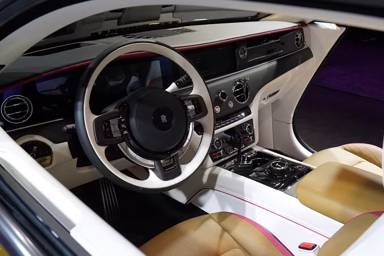 Đặc biệt, Spectre còn là mẫu xe Rolls-Royce đầu tiên có bầu trời sao trên tapi cửa. Tổng cộng, hãng Rolls-Royce đã dùng hơn 5.500 đèn LED cho cả trần xe và tapi cửa. Ngoài ra, xe còn có vô lăng 3 chấu, tích hợp các phím chức năng và bảng đồng hồ kỹ thuật số nối liền với màn hình cảm ứng trung tâm.