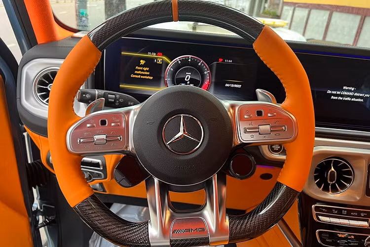 Không chỉ chọn ngoại thất xe màu China Blue khá ấn tượng, bên trong khoang lái chiếc SUV hạng sang Mercedes-AMG G63 mới này còn nhiều chi tiết bọc da màu cam nổi bần bật và tùy chọn carbon càng khiến xe trở nên đẳng cấp. Người đi đầu trong trào lưu chơi xe Mercedes-AMG G63 màu China Blue là Cường Đô la và Đàm Thu Trang.