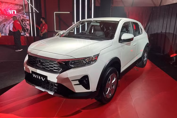 Trong khi đó, bản RS được trang bị lưới tản nhiệt với mắt lưới đa điểm mạ crôm bắt mắt và thể thao hơn. Trên lưới tản nhiệt của bản cao cấp còn có logo "RS" như dấu hiệu nhận biết. Trên đỉnh lưới tản nhiệt còn có thêm nẹp mạ crôm, kéo dài sang đèn pha hai bên.