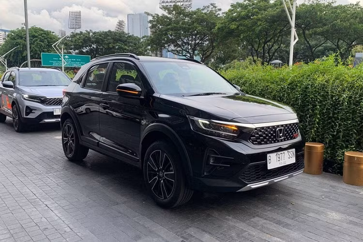 Đúng như dự đoán, nằm bên dưới nắp ca-pô của Honda WR-V 2023 là động cơ giống BR-V. Cụ thể, đây là động cơ xăng 4 xi-lanh, hút khí tự nhiên, dung tích 1.5L, sản sinh công suất tối đa 121 mã lực tại tua máy 6.600 vòng/phút và mô-men xoắn cực đại 145 Nm tại tua máy 4.300 vòng/phút. Động cơ kết hợp với hộp số tự động biến thiên vô cấp CVT và hệ dẫn động cầu trước.