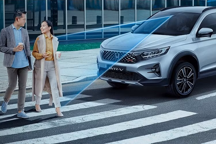 Từ bản RS trở lên, xe có thêm hệ thống nhắc nhở còn hành khách trên ghế sau và tự động khóa cửa khi người lái rời khỏi xe. Chỉ có bản cao cấp nhất là được trang bị 6 túi khí, camera cập lề Honda LaneWatch và gói công nghệ an toàn chủ động Honda Sensing. Do đó, bản cao cấp nhất sẽ có những tính năng an toàn hấp dẫn hơn như phanh giảm thiểu va chạm CMBS