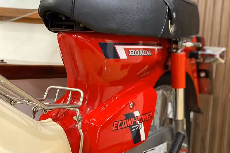 Sau thời gian dài nhờ người quen thuyết phục một chủ xe ở tận vùng núi phía Bắc, cuối cùng anh Đỗ Quang Tú người chuyên sưu tầm xe máy cổ ở Hà Nội không khỏi sung sướng khi được chuyển nhượng lại chiếc Honda DD cũ năm 1998 còn rất mới. “Chủ cũ của xe ở tận vùng cao, khí hậu tốt kèm rất biết giữ gìn xe nên chiếc xe khi về đến Hà Nội trong tình trạng mới cứng. Các chi tiết inox bóng sáng, màu đỏ tươi rất đẹp sau 24 năm sử dụng”, anh Tú nói.
