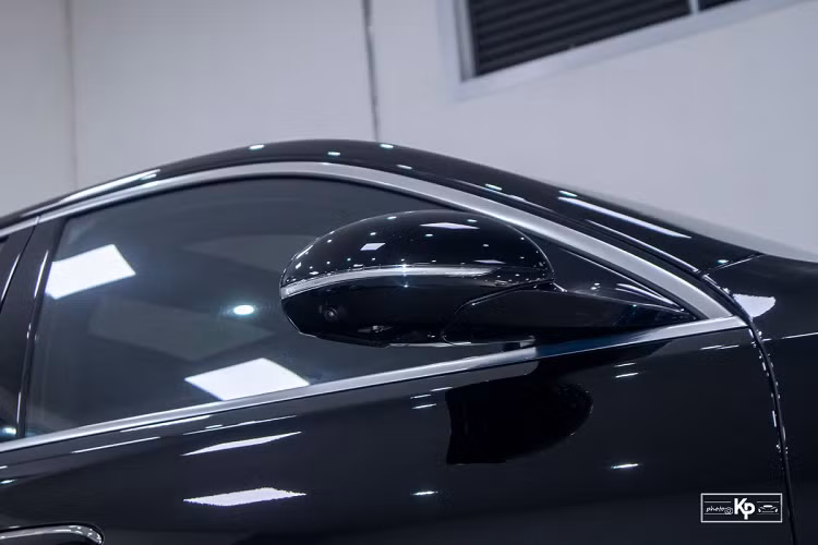 Nhìn trực diện, Mercedes-Benz S500 4Matic 2022 cho thấy thiết kế gọn gàng với lưới tản nhiệt gồm nhiều thanh nan ngang crom, logo "ngôi sao ba cánh" đặt nổi trên nắp ca-pô cũng là nét đặc trưng để người dùng nhận ra những chiếc xe theo đuổi phong cách lịch lãm của thương hiệu xe sang Đức.