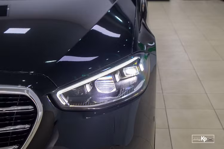 Trong khi đó, Mercedes-Benz S500 4Matic 2022 sẽ dành cho khách hàng là ông chủ ngồi ở hàng ghế sau với không gian vô cùng rộng rãi. Ghế phụ có thể đẩy sâu về phía trước càng giúp không gian xe thêm mở rộng tích hợp máy tính bảng ở bệ tỳ tay trung tâm nhằm điều khiển các chức năng, phía trước là 2 màn hình giải trí cỡ lớn.