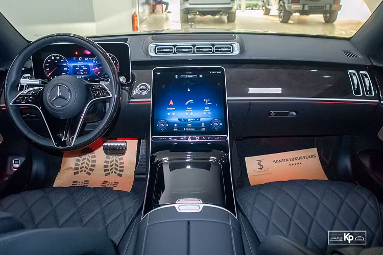 So với đời trước, mẫu xe mới Mercedes-Benz S500 4Matic 2022 đã thay đổi thiết kế cụm đèn pha sử dụng công nghệ Multibeam LED có khả năng thích ứng kết hợp cùng dải LED định vị hình móc câu. Phía trước có hốc gió kết hợp cản trước điểm xuyết chi tiết crom giúp xe trở nên sang trọng hơn.
