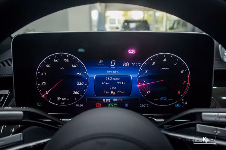 Bộ mâm của Mercedes-Benz S500 4Matic có kích thước 21 inch dạng đa chấu bắt mắt. Thay đổi của S- Class đời mới đến từ tay nắm cửa dạng thò/thụt giúp giảm hiệu số cản gió khi xe di chuyển. Gương chiếu hậu xe có tính năng chỉnh điện, gập tự động, sấy gương, báo rẽ, nhớ vị trí, tự động điều chỉnh khi lùi...