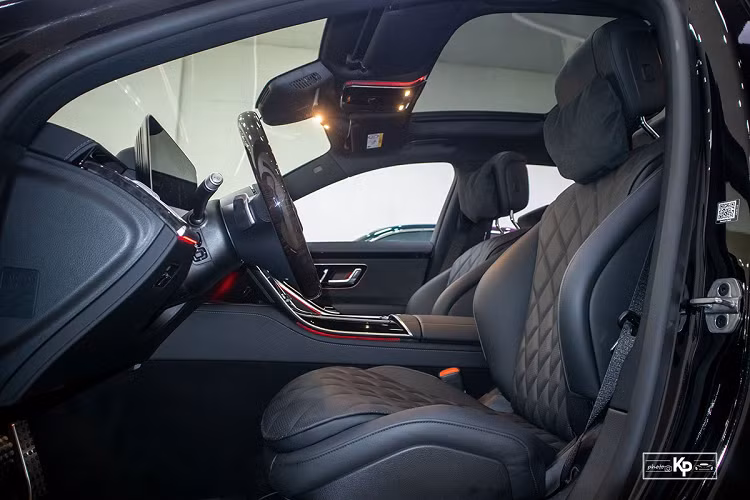 Danh sách tiện nghi của Mercedes-Benz S500 2022 cũng ngập tràn như sạc điện thoại không dây, cửa sổ trời toàn cảnh, mọi ghế đều chỉnh, nhớ vị trí, điều hòa 4 vùng độc lập...