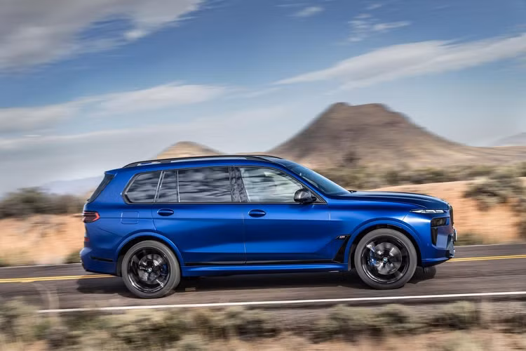 Chưa hết, mẫu SUV hạng sang cỡ lớn này còn có tính năng ra lệnh bằng giọng nói BMW Intelligent Personal Assistant, cho phép người dùng chỉnh cả kính cửa sổ và cửa sổ trời toàn cảnh. Trong khi đó, khóa kỹ thuật số Digital Key Plus, cho phép người lái mở cửa/khóa cửa bằng điện thoại thông minh là trang bị tùy chọn. Khi mua BMW X7 2023, khách hàng có thể chọn nội thất 6 chỗ hoặc 7 chỗ.