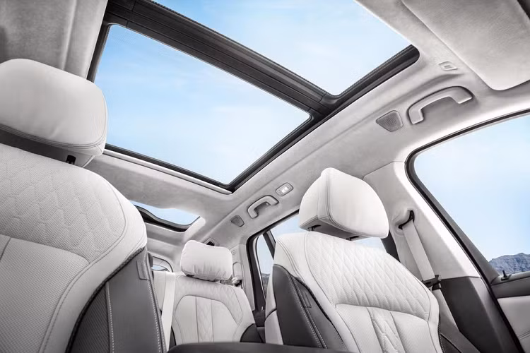 Bước vào bên trong BMW X7 2023, người lái cũng sẽ tìm thấy nhiều chi tiết mới. Nổi bật nhất trong số đó là màn hình cong nằm độc lập trên mặt táp-lô, bao gồm màn hình LCD 12,3 inch của bảng đồng hồ kỹ thuật số và màn hình thông tin giải trí dạng cảm ứng 14,9 inch, dùng phần mềm iDrive 8 mới nhất. Màn hình này cũng hướng về phía người lái, tương tự phần lớn những mẫu xe BMW khác.