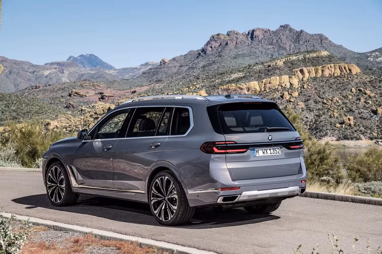 Cuối cùng, BMW X7 2023 được trang bị hệ thống treo khí nén tiêu chuẩn ở cả hai phiên bản. Riêng bản M60i có thêm hệ thống chống lật chủ động và hệ thống đánh lái cầu sau tiêu chuẩn. Tại thị trường Mỹ, giá xe BMW X7 2023 có mức khởi điểm từ 77.850 USD ở bản xDrive40i và 103.100 USD ở bản M60i. Xe sẽ được bán tại thị trường Mỹ vào mùa thu năm nay, cạnh tranh với Lexus LX 600 và Mercedes-Benz GLS.